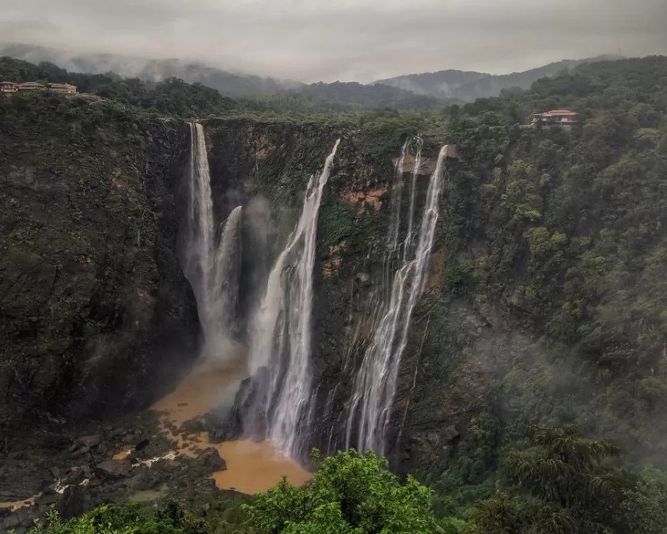 Read more about the article 10 Waterfalls to Visit in India During Monsoon